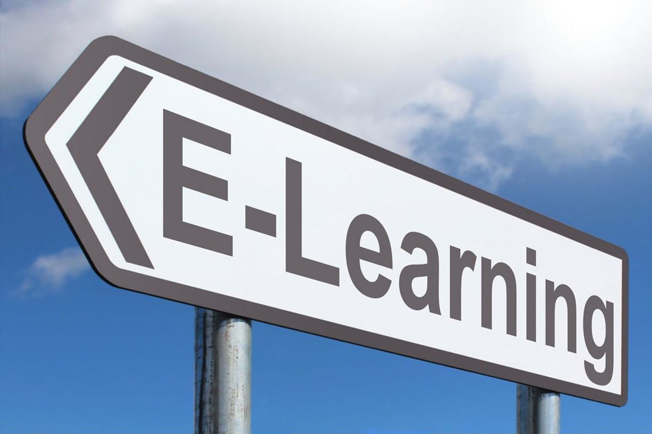 Bilete viser eit foto av eit skilt der det står skrive "E-learning"