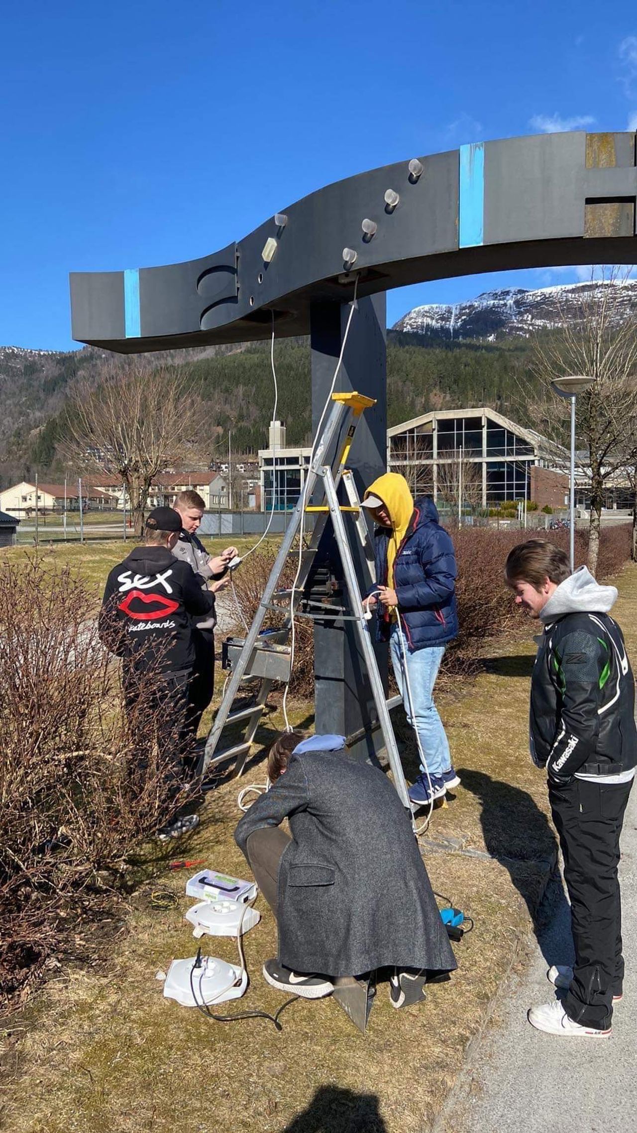 elevar rundt svart skulptur